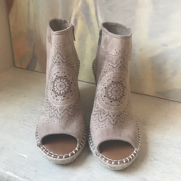 NWOT Peep Toe Ankle Wedge Booties With Open Heel - Picture 3 of 8